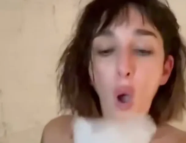 Leila Gianni en un jacuzzi con un bikini de los colores de la bandera argentina