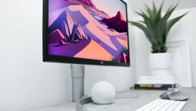 Imagen de un monitor LG con un icono de advertencia sobre spyware