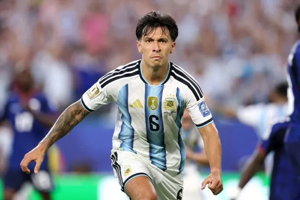 Lisandro Martínez en acción durante el Mundial 2026