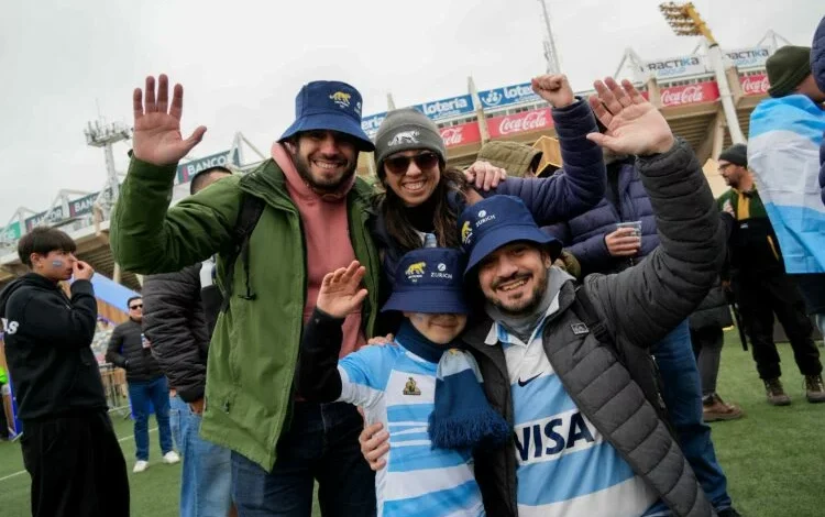 Imágenes de los turistas en el Estadio Mario Alberto Kempes durante el partido de Los Pumas