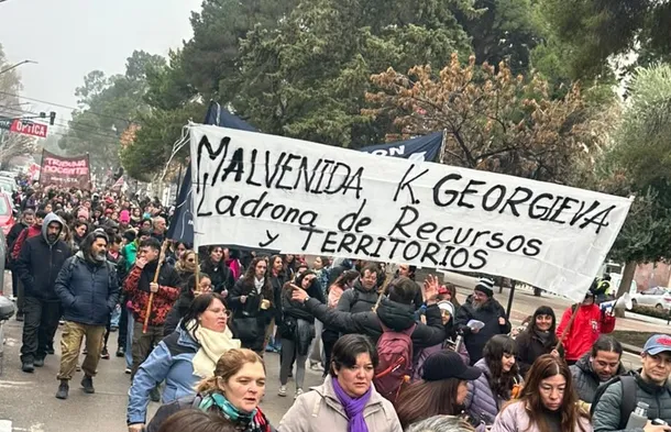 La manifestación frente a la Casa Rosada durante la visita de Kristalina Georgieva a Argentina