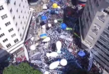 Imagen de una manifestación en las calles de Buenos Aires con banderas y carteles que reclaman derechos sociales