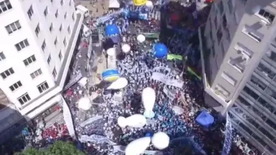 Imagen de una manifestación en las calles de Buenos Aires con banderas y carteles que reclaman derechos sociales