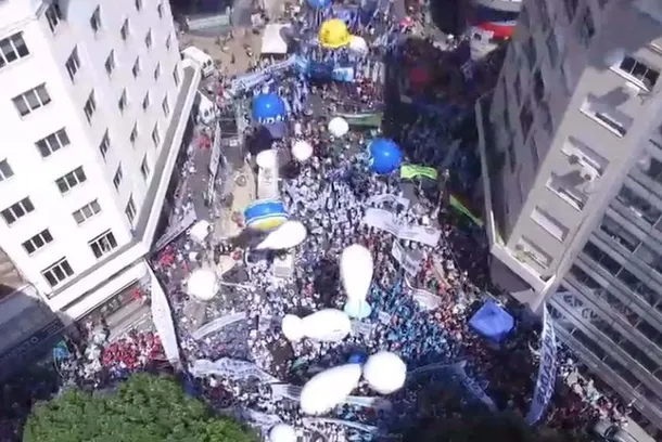 Imagen de una manifestación en las calles de Buenos Aires con banderas y carteles que reclaman derechos sociales
