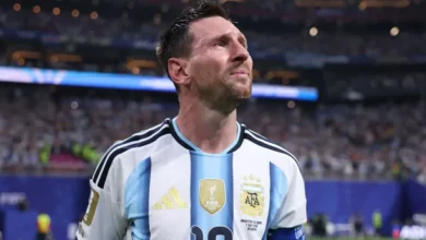 Lionel Messi y el árbitro João Pinheiro en tensión en el partido contra Suiza