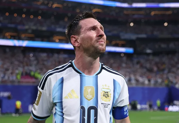 Lionel Messi y el árbitro João Pinheiro en tensión en el partido contra Suiza