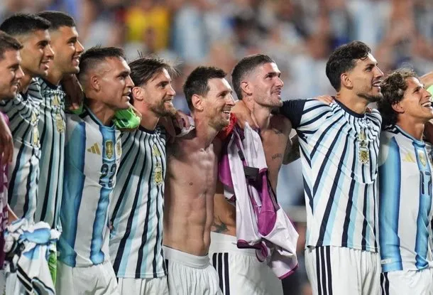 Lionel Messi regala un set de mate personalizado a la Selección Argentina