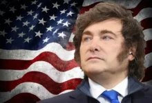 Bandera de Estados Unidos y Javier Milei
