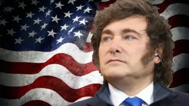 Bandera de Estados Unidos y Javier Milei