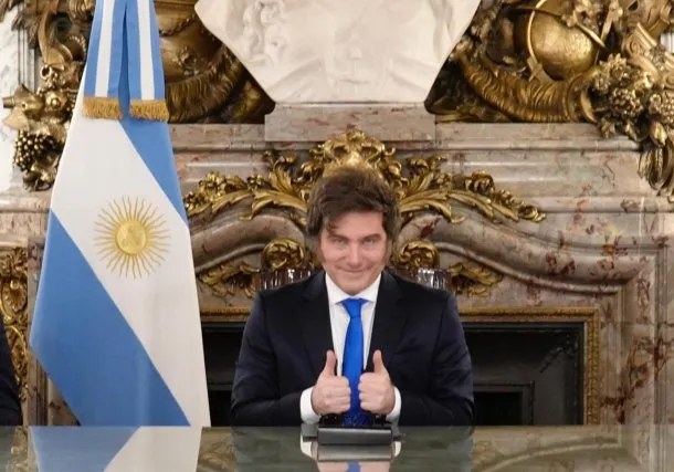 Javier Milei, presidente de Argentina, anunciando reformas en el Banco Central