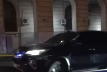 Imagen de la bandera de Malvinas con el fondo de la Casa Rosada