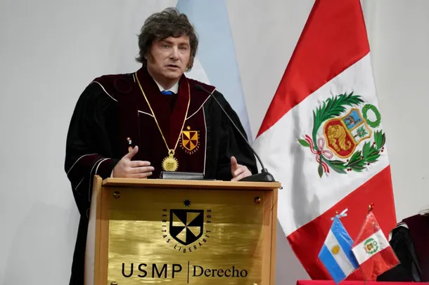 Javier Milei recibe el título de Doctor Honoris Causa en la Universidad San Martín de Porres