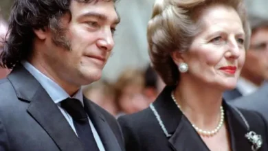 Javier Milei durante el debate presidencial, con una imagen de Margaret Thatcher, Johan Cruyff y Kylian Mbappé en la pantalla detrás de él.