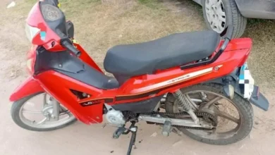 Policías deteniendo a sospechosos en Mendiolaza
