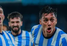 Imágenes de fútbol: jugadores de Racing celebrando una victoria