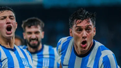 Imágenes de fútbol: jugadores de Racing celebrando una victoria