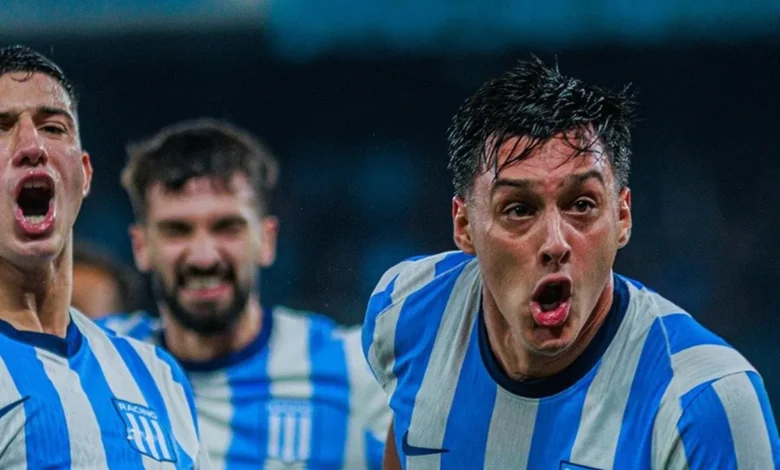 Imágenes de fútbol: jugadores de Racing celebrando una victoria