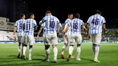 Imagen de los jugadores de Racing y Gimnasia La Plata en el campo de juego