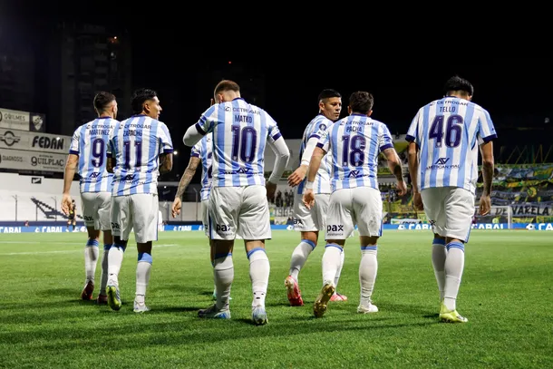 Imagen de los jugadores de Racing y Gimnasia La Plata en el campo de juego