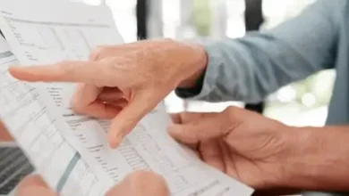 Imagen de una persona trabajando en una oficina con un fondo de gráficos y estadísticas