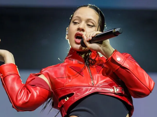 Rosalía en concierto, con una gran audiencia detrás