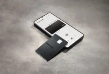 Imagen de la Samsung Galaxy Card con un diseño minimalista y la posibilidad de imprimir solo el nombre del titular