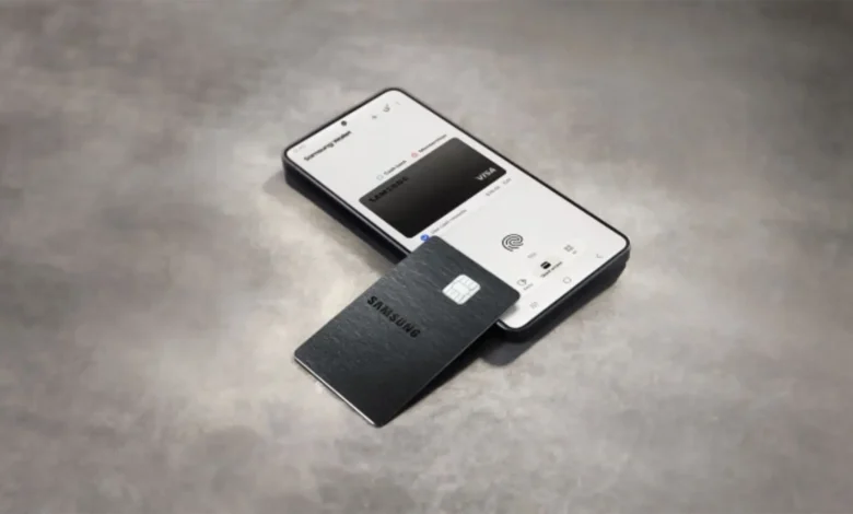 Imagen de la Samsung Galaxy Card con un diseño minimalista y la posibilidad de imprimir solo el nombre del titular