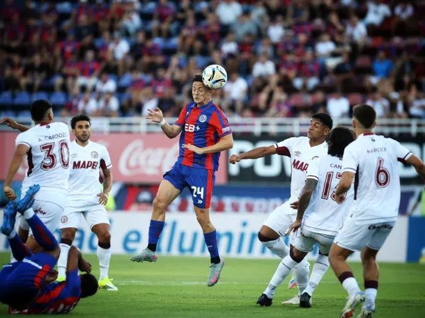 Imagen de los jugadores de Lanús y San Lorenzo en el campo de juego