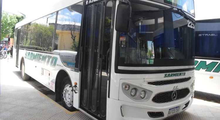Un colectivo en la ruta 9 norte