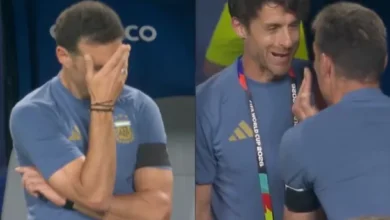 Lionel Scaloni en el banco de suplentes, hablando con Pablo Aimar