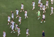 Jugadores de la Selección Argentina celebran su victoria