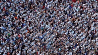 Fanáticos argentinos y británicos en un estadio de fútbol