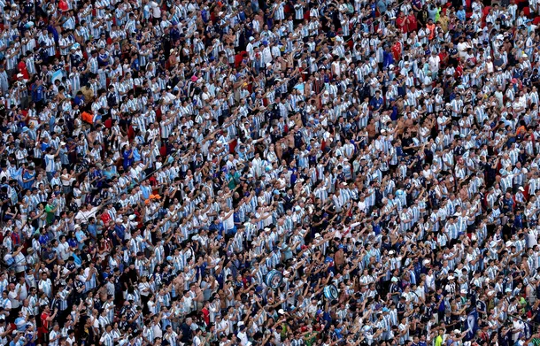 Fanáticos argentinos y británicos en un estadio de fútbol