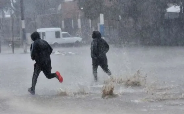 Imagen de tormenta en el AMBA con lluvia intensa y truenos