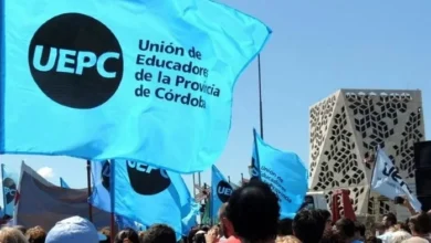 Docentes en huelga, protestas en las calles, educación pública en crisis