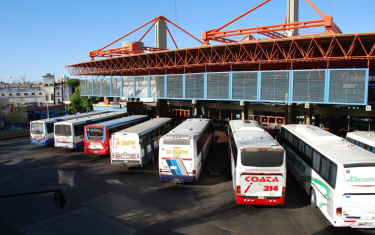 Imagen de una terminal de colectivos vacía en el norte de Córdoba durante el paro de choferes de FAM
