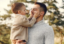 Padre jugando con su hijo