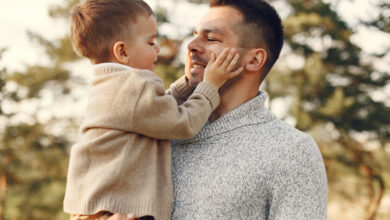 Padre jugando con su hijo