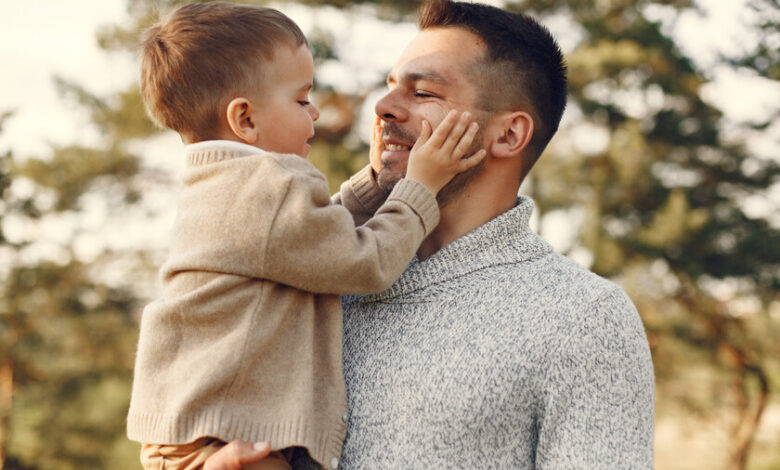 Padre jugando con su hijo