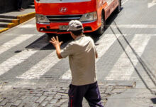 Un conductor cediendo el paso a un peatón en un entorno urbano