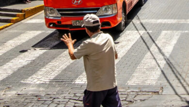 Un conductor cediendo el paso a un peatón en un entorno urbano