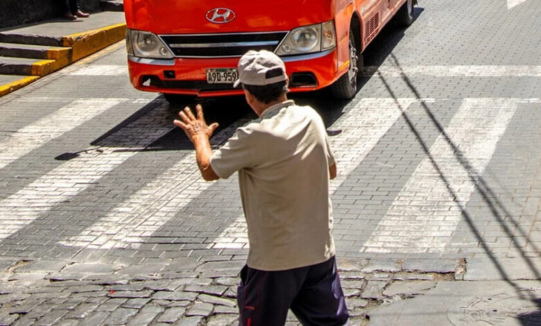 Un conductor cediendo el paso a un peatón en un entorno urbano