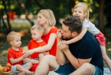 Padres y madres con sus hijos jugando en un parque