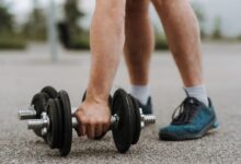 Persona realizando ejercicios de fuerza en un gimnasio