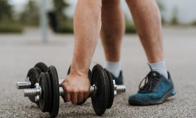 Persona realizando ejercicios de fuerza en un gimnasio