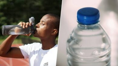 Botellas de plástico reutilizadas con microplásticos