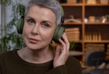 Persona usando auriculares inalámbricos con una expresión de concentración