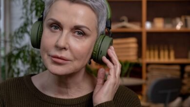 Persona usando auriculares inalámbricos con una expresión de concentración