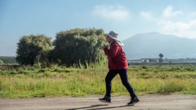 Persona caminando por un parque tranquilo