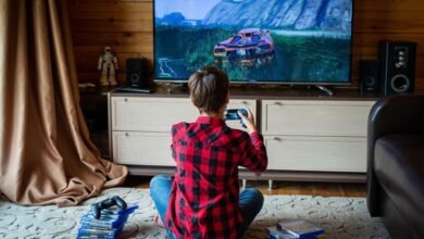 Adolescente jugando al videojuego terapéutico PlaySmart en una escuela de Córdoba